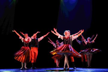 舞者在舞台上表演