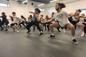 舞蹈课上的学生们在练习